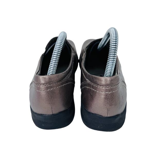 Clarks Walking Shoes Loafers Round Toe Slip On Motion Bronze Womens Size 7.5M - Picture 5 of 8